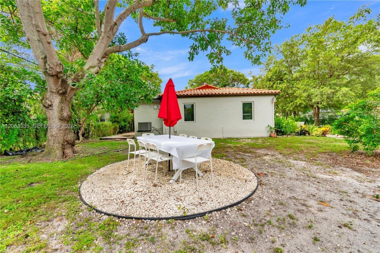11201 NE 10th Ave, Unit 11203, Biscayne Park, FL 33161 Photo