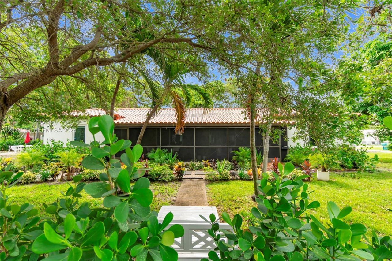 11201 NE 10th Ave, Unit 11203, Biscayne Park, FL 33161 Photo