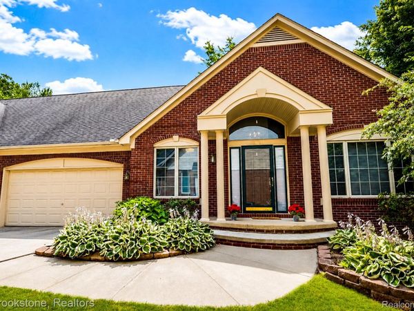 16400 Ventura Circle, Clinton Township, Mi 48038