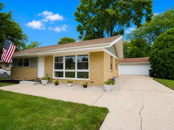 1802 Fairfield Road , Lindenhurst, IL 60046