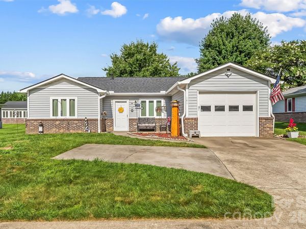 141 Derbyshire Drive, Hendersonville, NC 28792