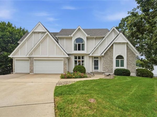 332 NE Warrington Court, Lee's Summit, MO 64064