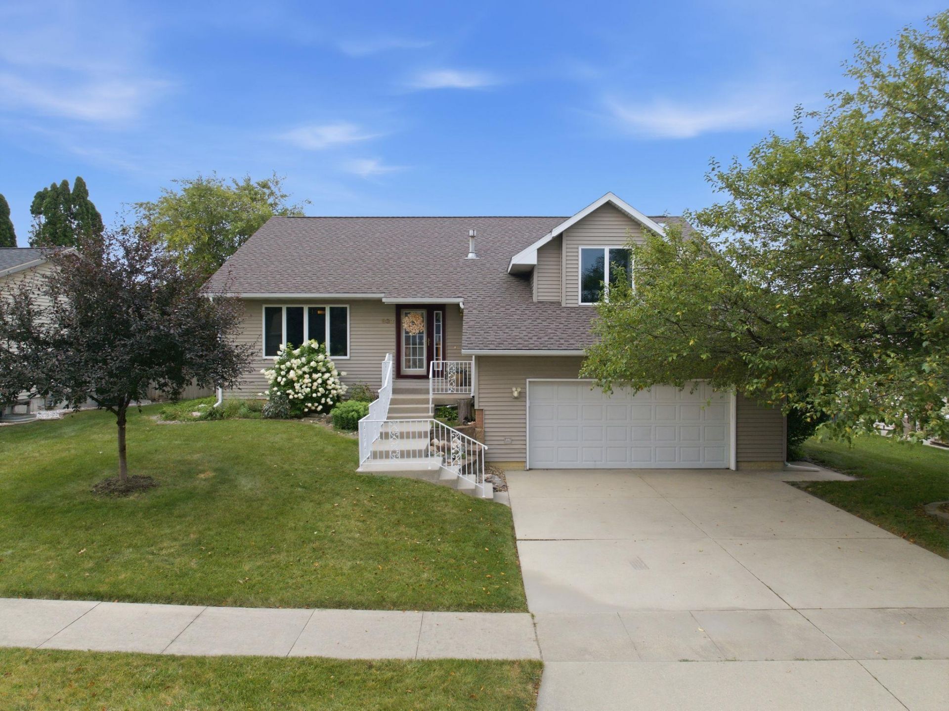 833 Lisa Drive, Waterloo, IA 50701 Main Photo