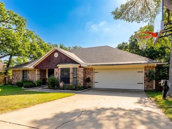 22 Greenbriar Street , Mineral Wells, TX 76067