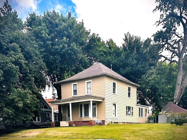 207 S 3rd St, Montezuma, IA 50171