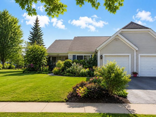127 W AMBERlEY Drive , Unit 127, Round Lake, IL 60073