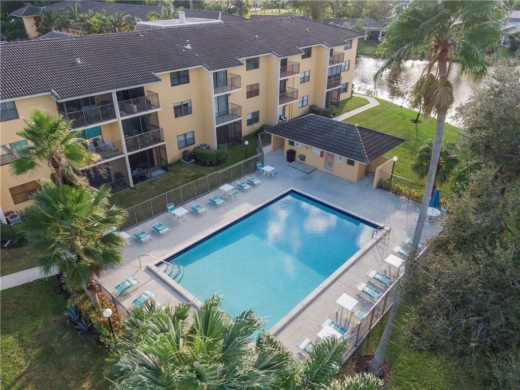 11477 NW 39th Court, Unit 305-1, Coral Springs, FL 33065 Photo