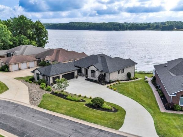 1004 Waters Edge Drive , Columbiana, OH 44408