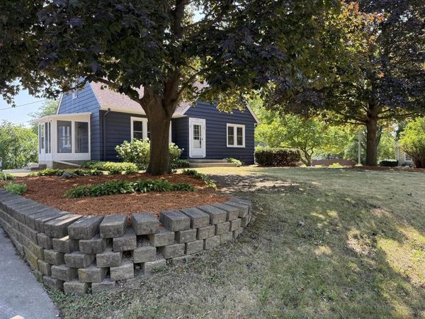 10431 W Courtland AVENUE, Wauwatosa, WI 53225