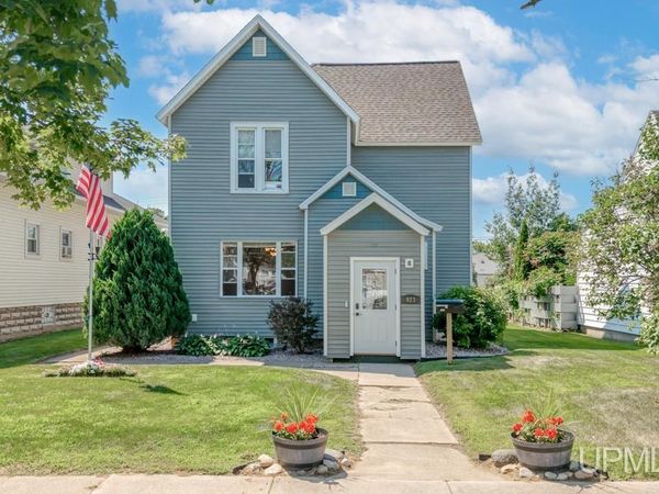 923 S 6th Avenue, Escanaba, MI 49829