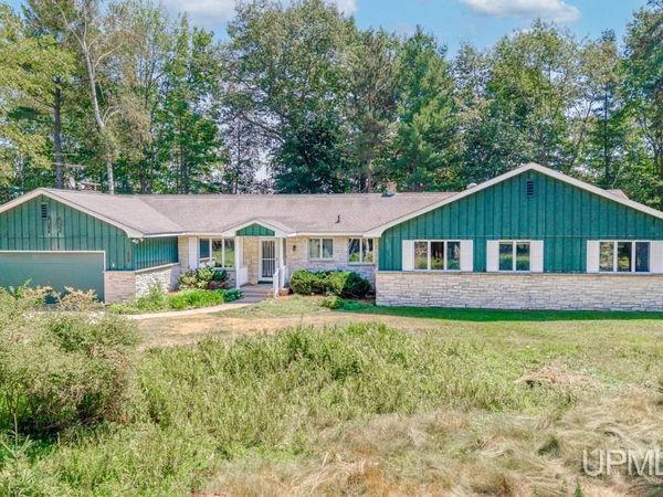 709 Loueda Avenue, Gladstone, MI 49837