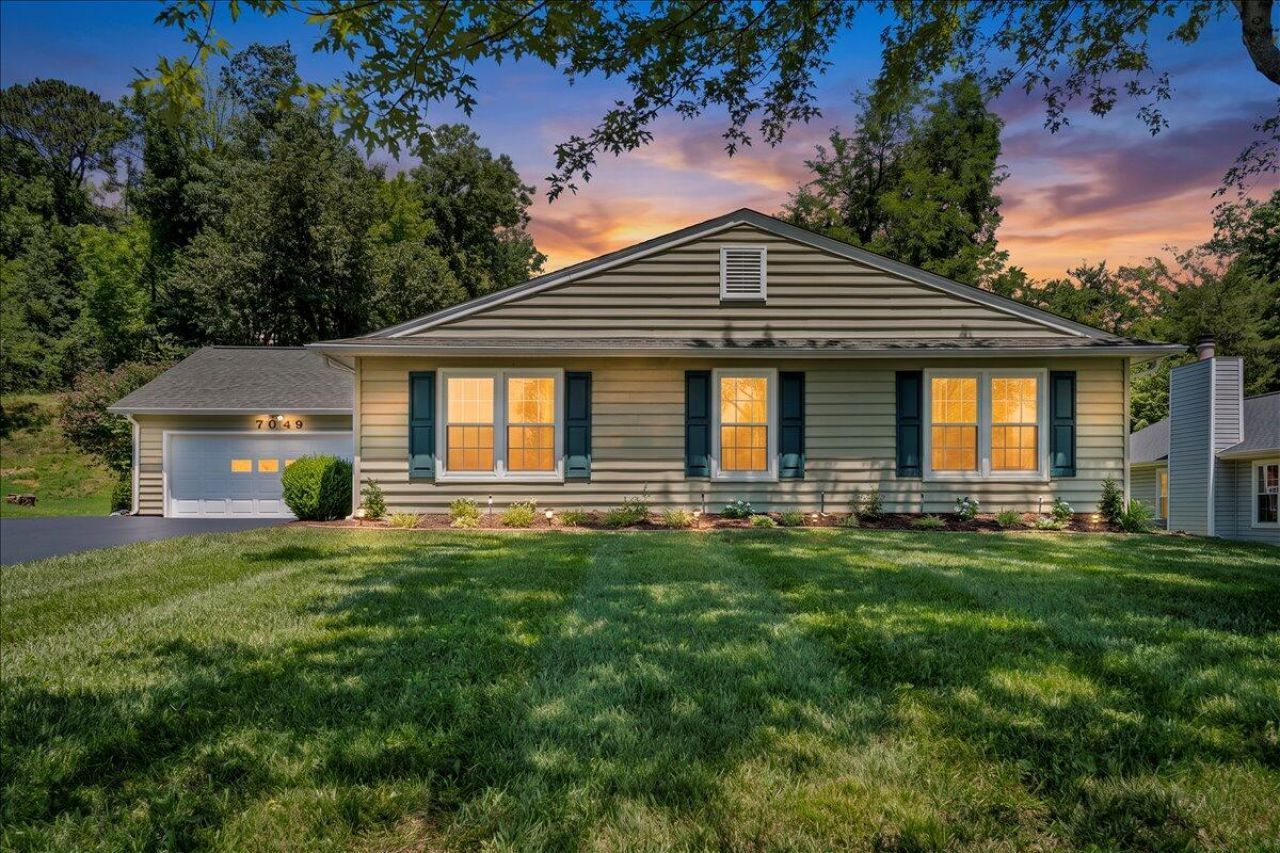 7049 Autumn Wood Ln, Roanoke, VA 24019 Main Photo