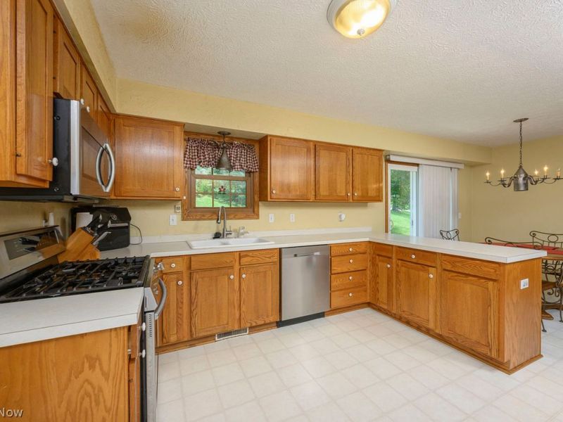 205 Shawnee Circle, Louisville, OH 44641 Photo 8