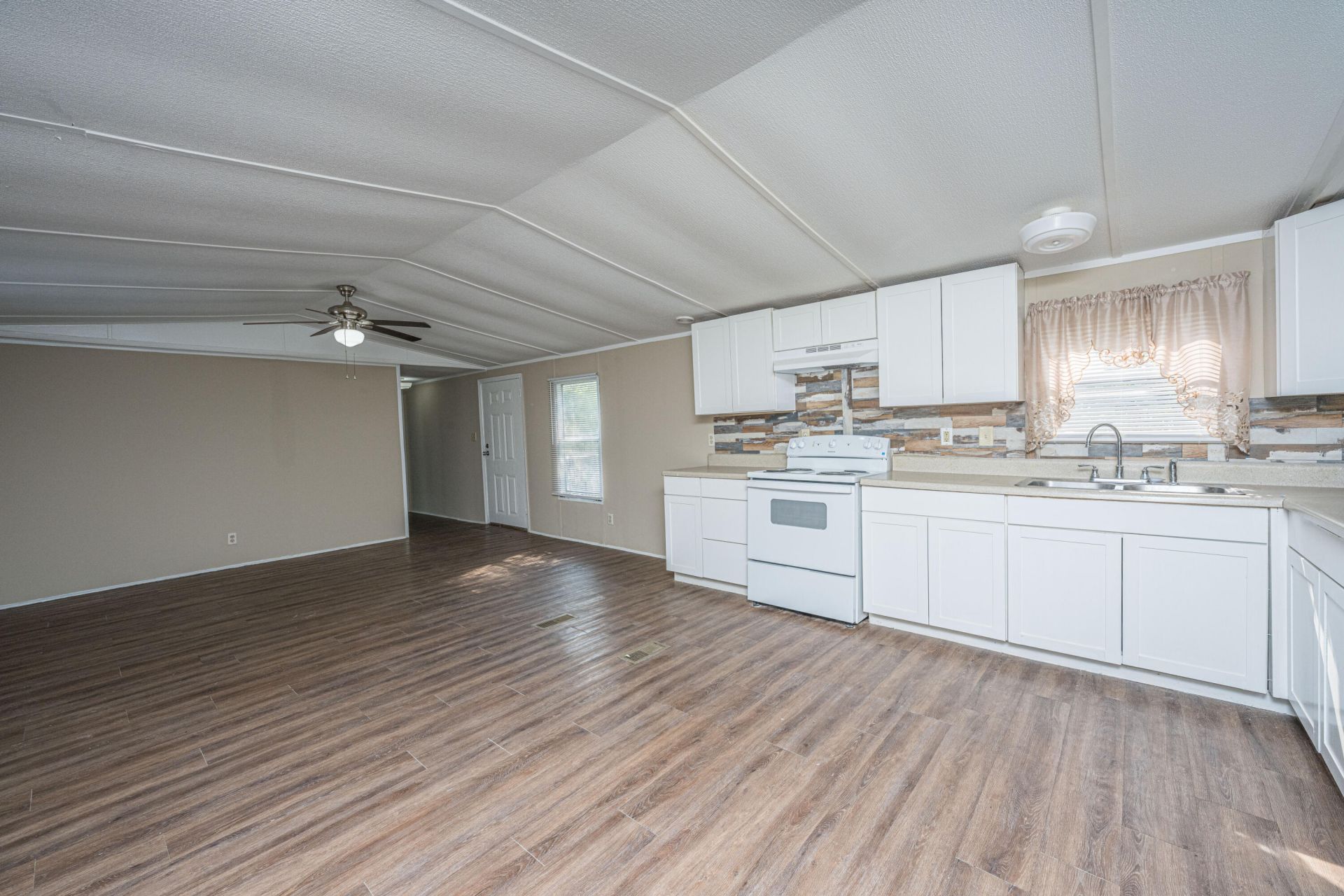 2155 Poinsettia Avenue Photo 8