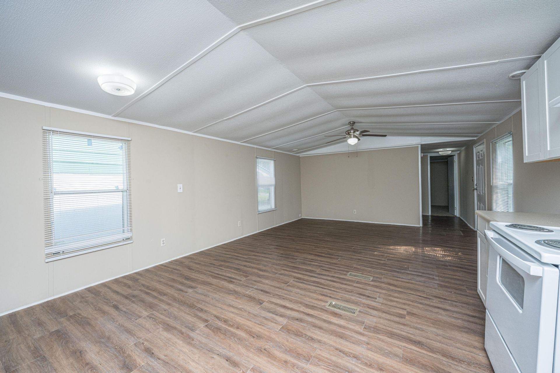 2155 Poinsettia Avenue Photo 9