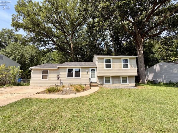 2250 Woodmont Drive, Fremont, OH 43420