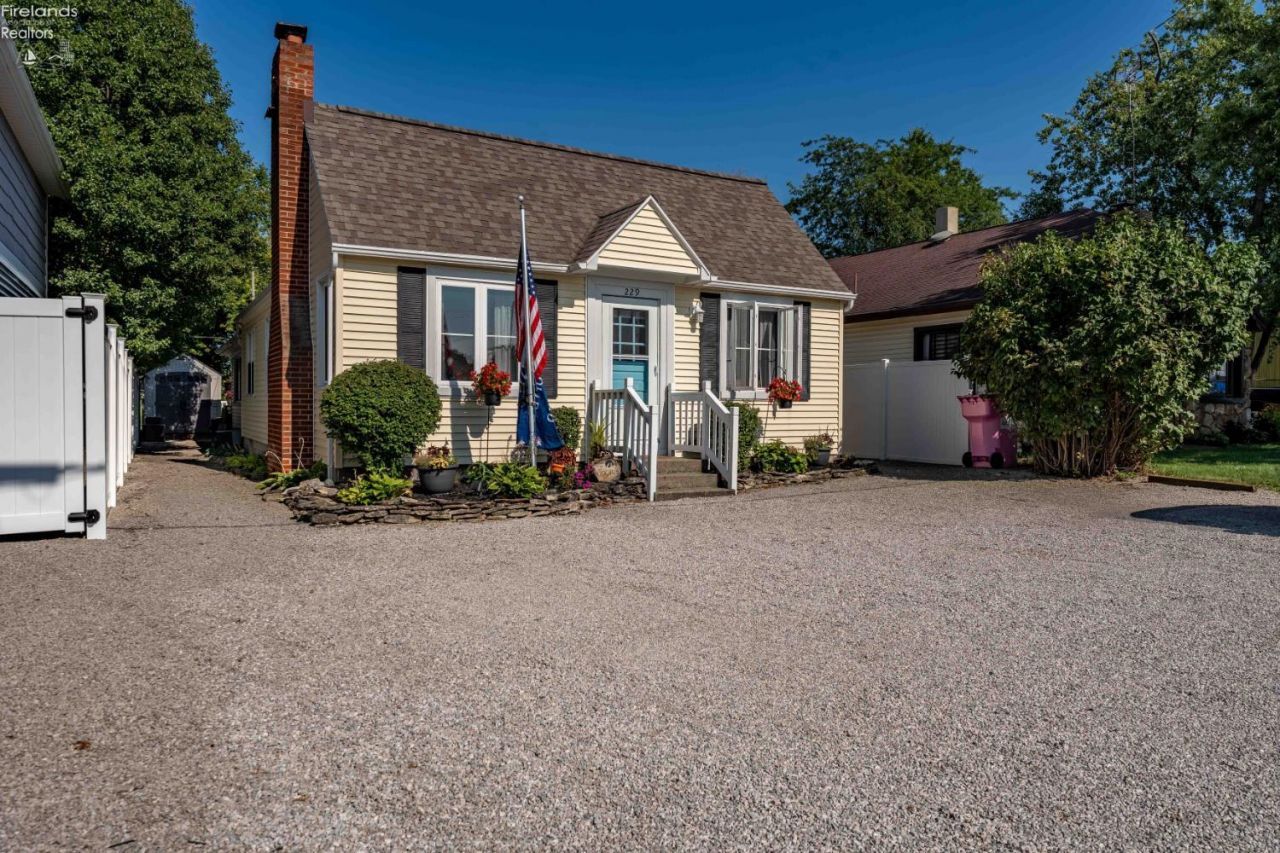 229 N Sackett Road, Marblehead, OH 43440 Main Photo