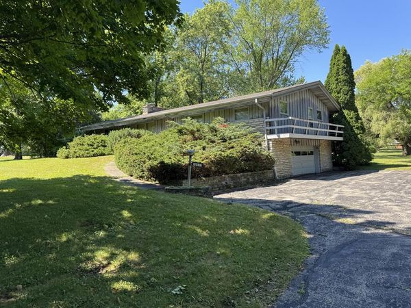 10117 N Greenview DRIVE, Mequon, WI 53092