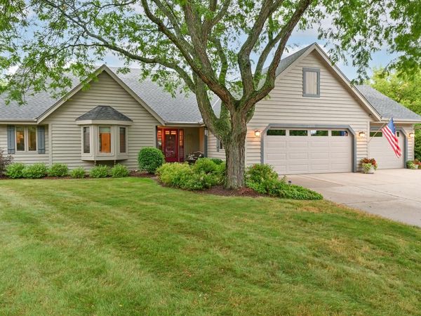 2203 Napa TRAIL, Waukesha, WI 53188