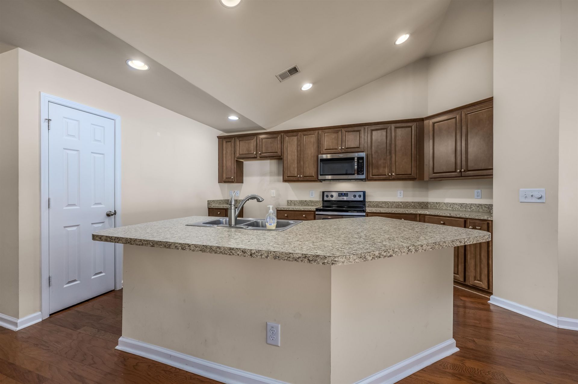1305 Golden Valley Pl.  Photo 9