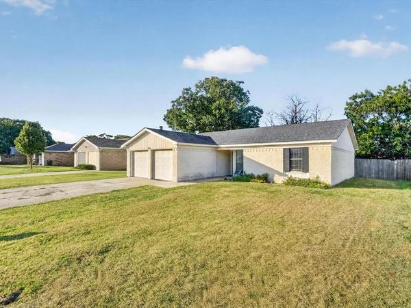 1200 E Georgian Road, Saginaw, TX 76179
