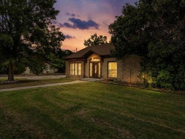 941 S Texas Street, De Leon, TX 76444