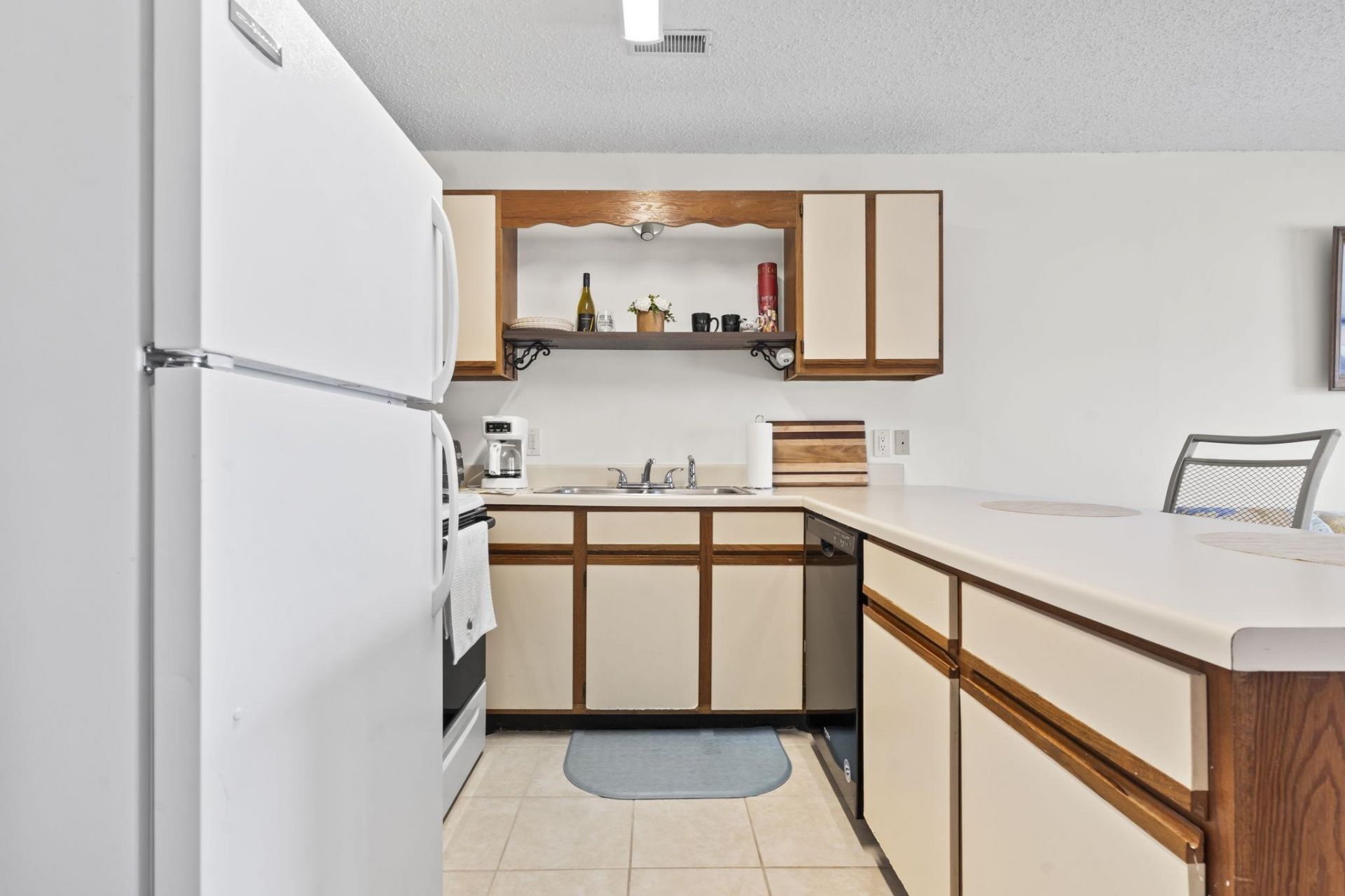 500 Fairway Village Dr.  Photo 7
