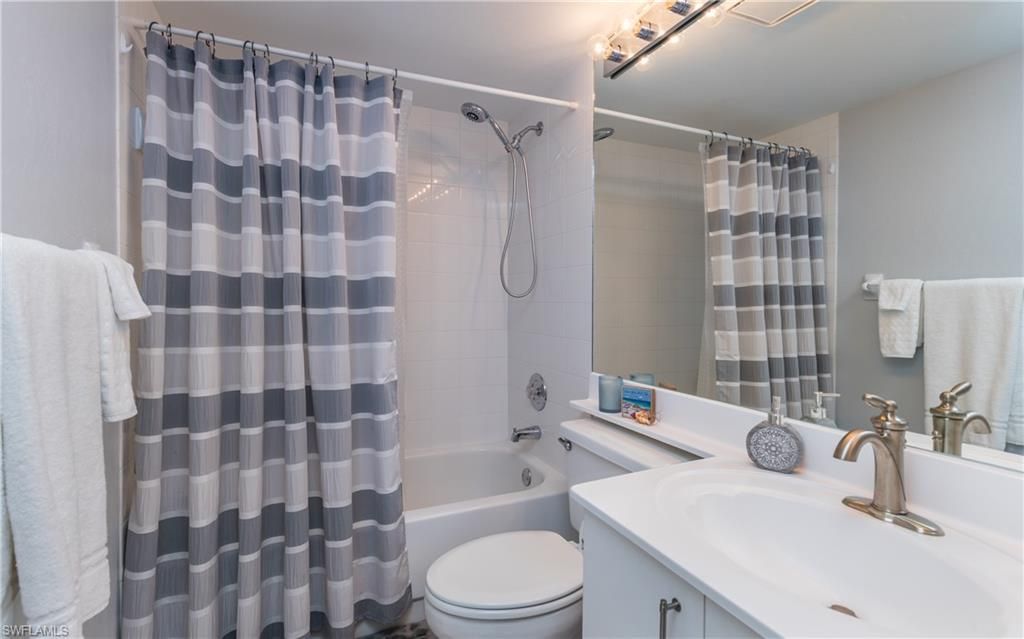 5825 Trailwinds Dr, Unit 425, Fort Myers, FL 33907 Photo