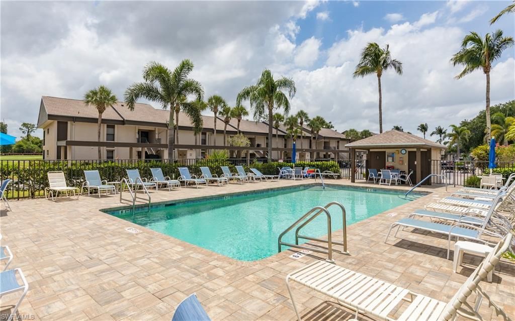 5825 Trailwinds Dr, Unit 425, Fort Myers, FL 33907 Photo