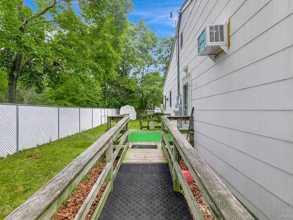 4 Brooktree Court , Bohemia, NY 11716