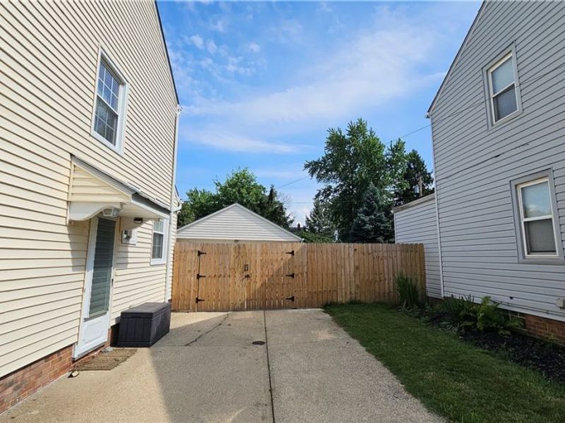 27140 Parkwood Drive, Euclid, OH 44132 Photo 4