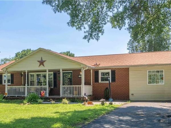 1826 Old Hollow Road , Walkertown, NC 27051