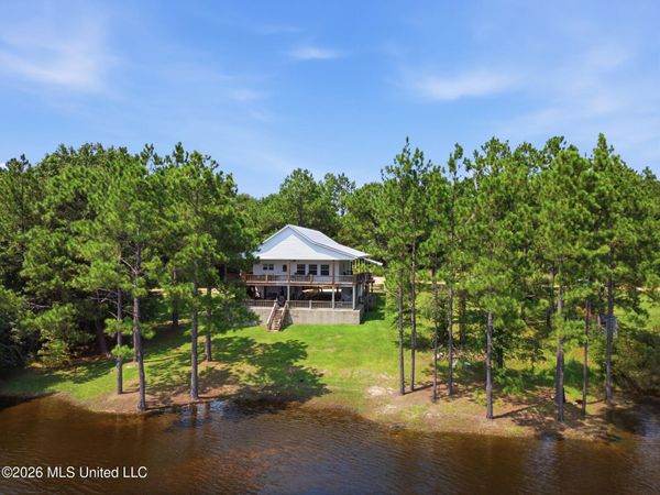 62 N Lakeshore Drive, Lumberton, MS 39455