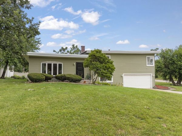 8230 W 85th Street , Hickory Hills, IL 60457