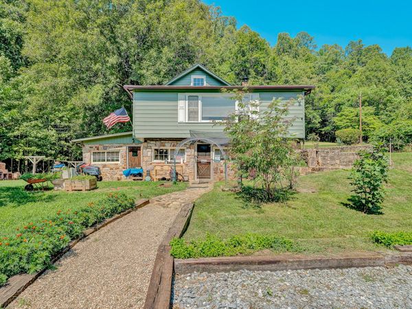 66 Najjum LN , Troutville, VA 24175