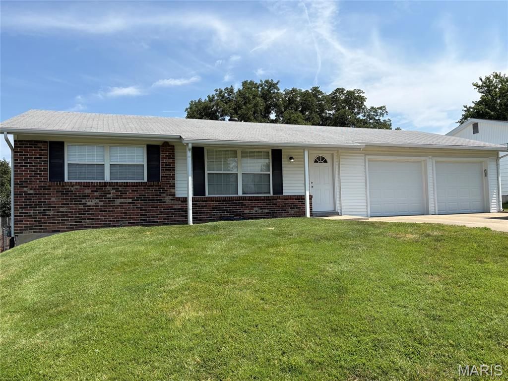 11 Sunnyfield Road , Saint Peters, MO 63376 Main Photo