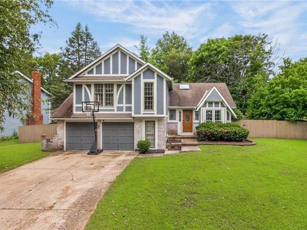 8216 NW Delta Drive, Kansas City, MO 64151