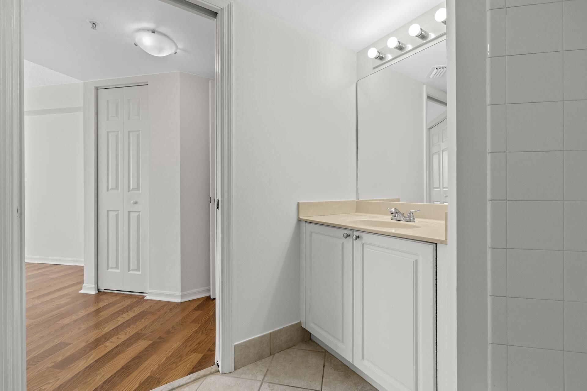 300 Crestwood Court N, Unit 302, Royal Palm Beach, FL 33411 Photo