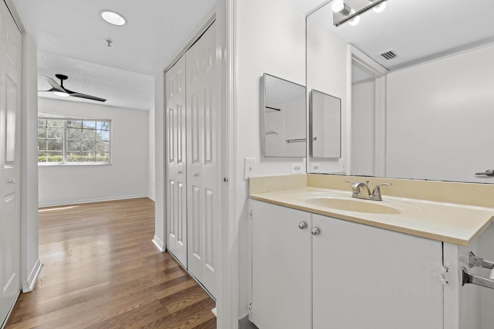 300 Crestwood Court N, Unit 302, Royal Palm Beach, FL 33411 Photo