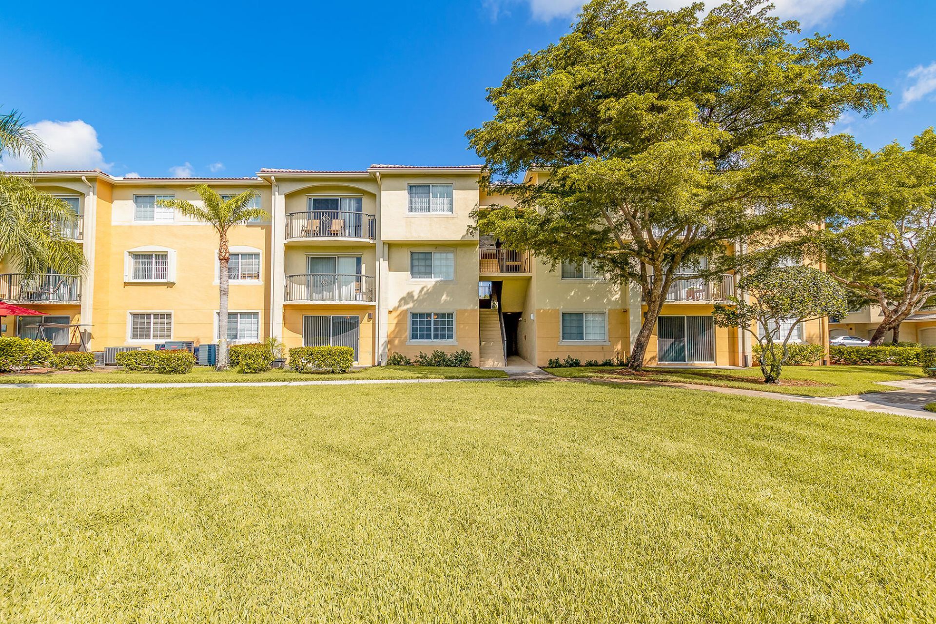 300 Crestwood Court N, Unit 302, Royal Palm Beach, FL 33411 Photo