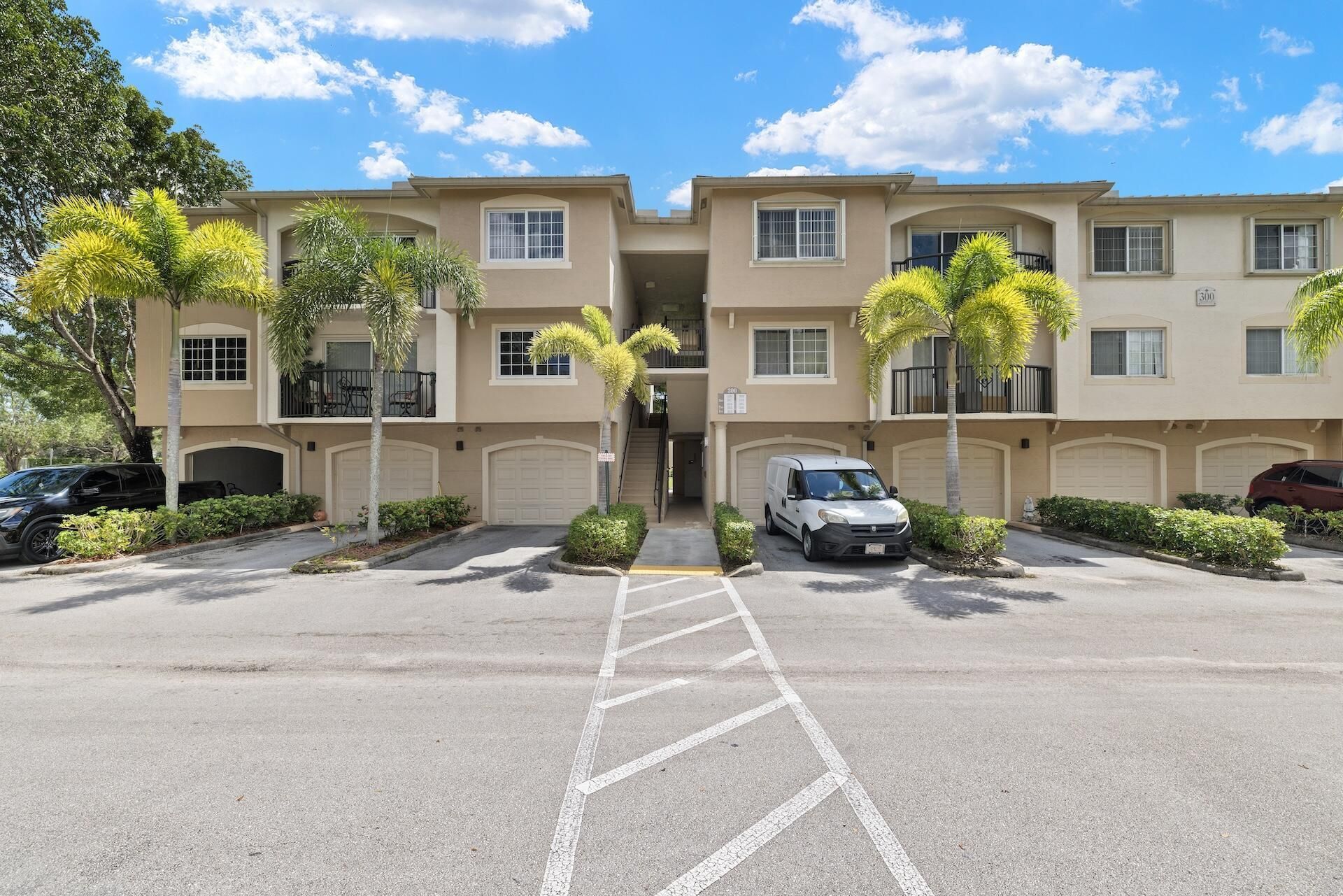 300 Crestwood Court N, Unit 302, Royal Palm Beach, FL 33411 Photo