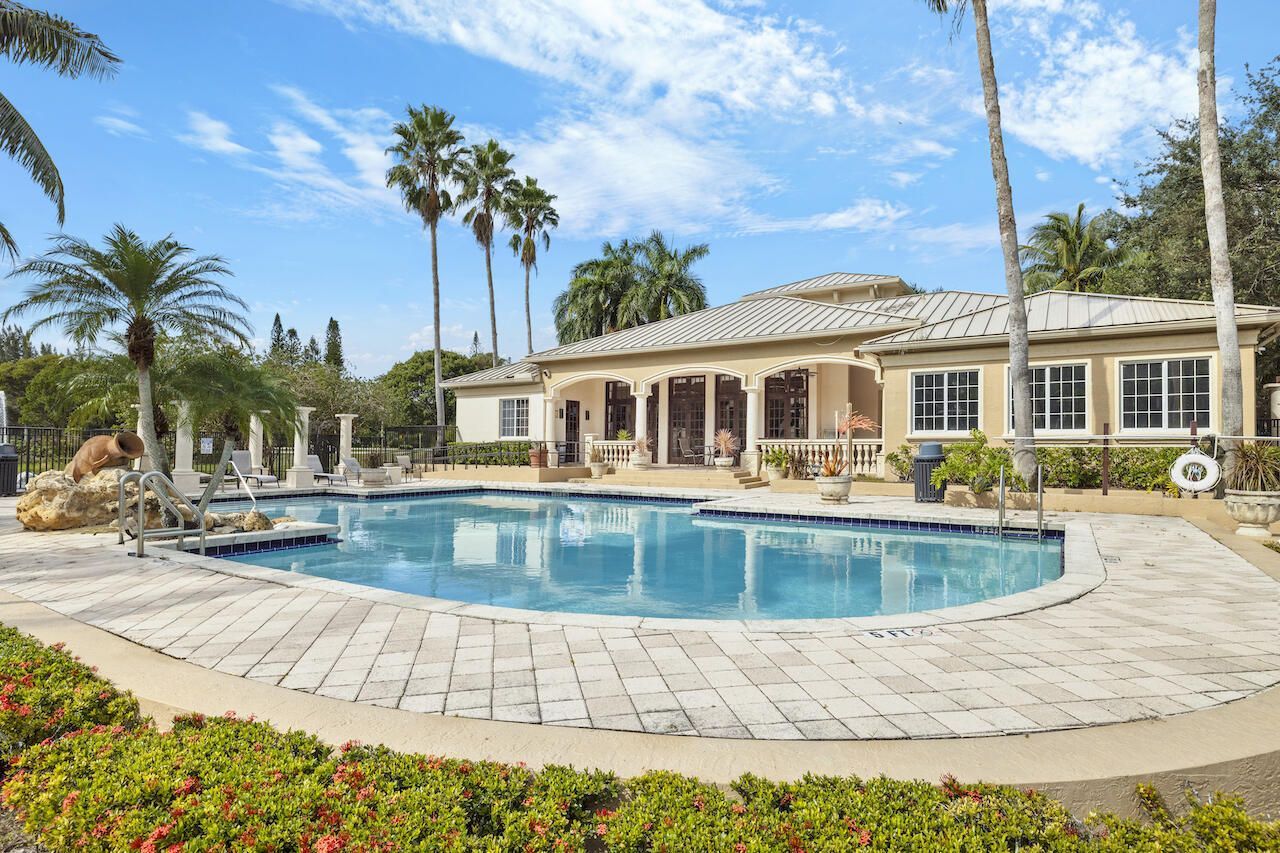300 Crestwood Court N, Unit 302, Royal Palm Beach, FL 33411 Photo