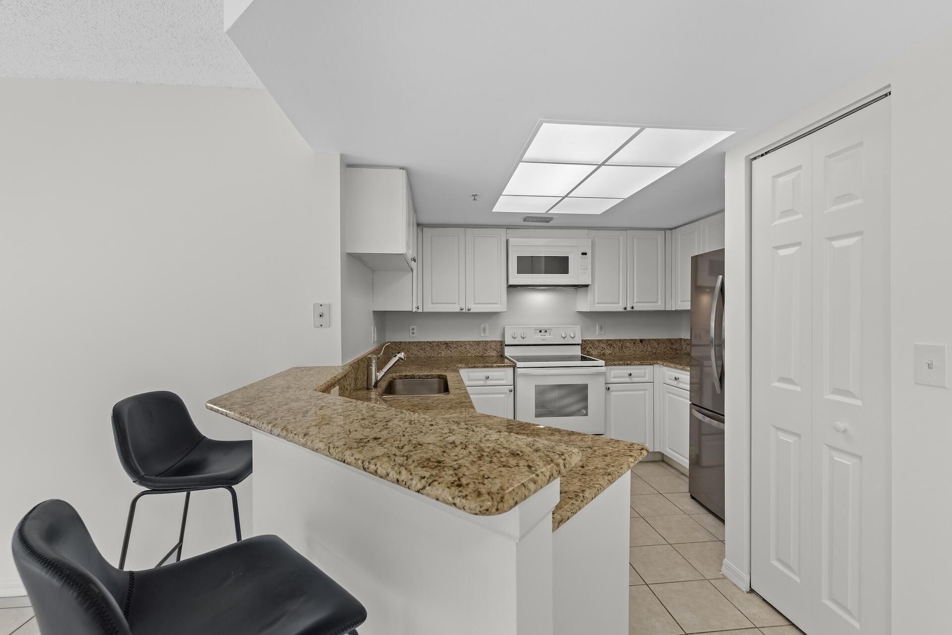 300 Crestwood Court N, Unit 302, Royal Palm Beach, FL 33411 Photo