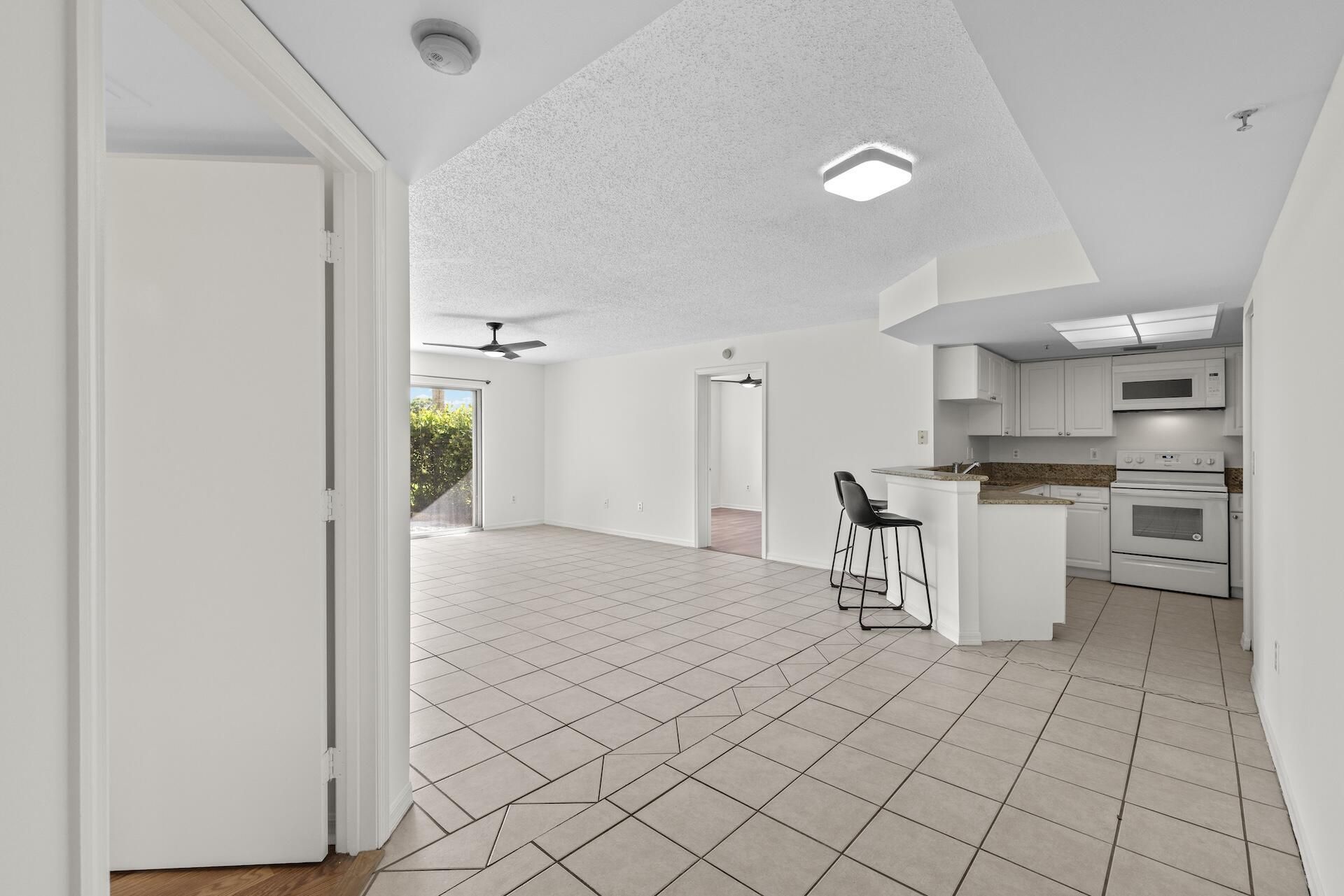 300 Crestwood Court N, Unit 302, Royal Palm Beach, FL 33411 Photo