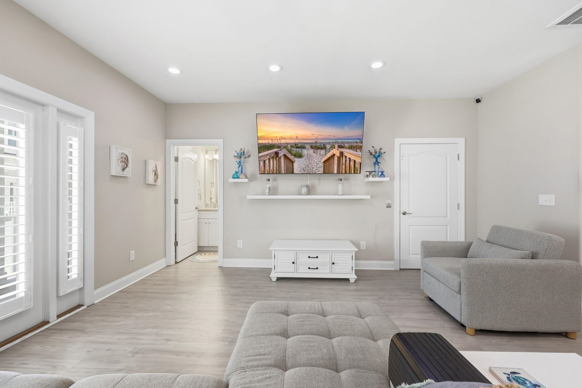 236 Gloucester Way  Photo 6