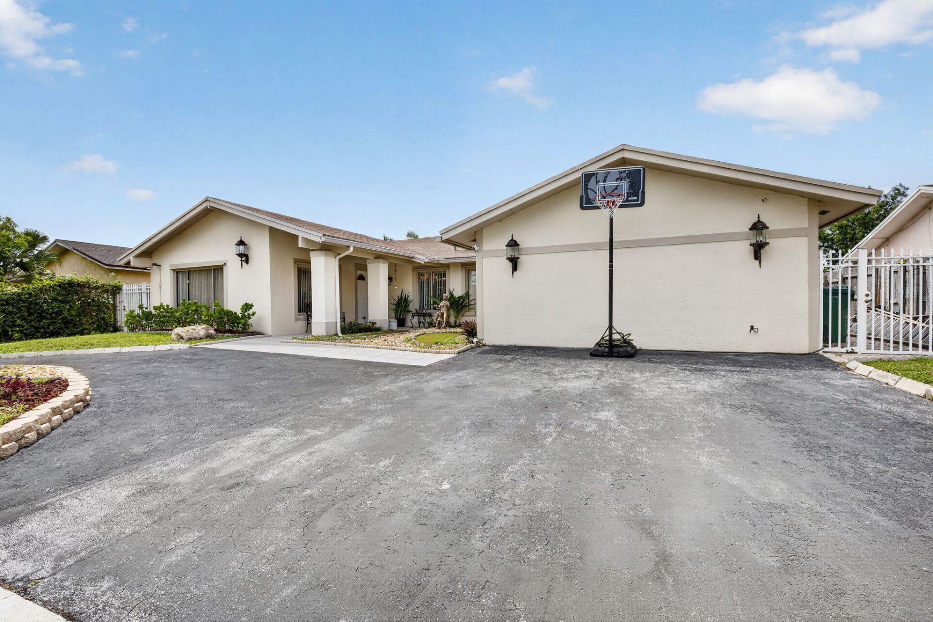 910 NE 205th Street, Miami, FL 33179 Photo