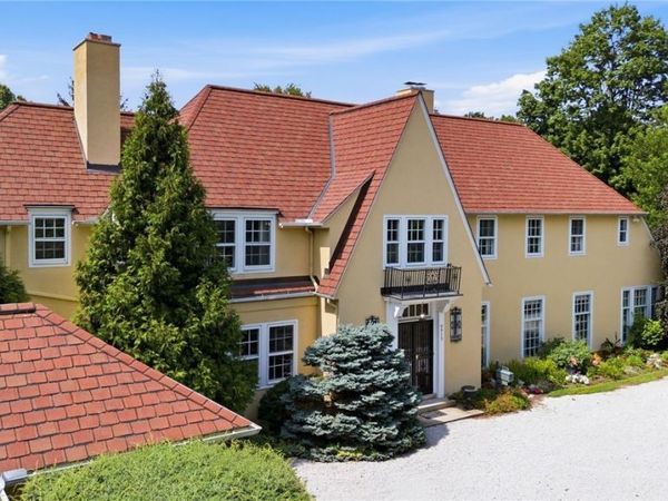 9913 Lake Shore Boulevard , Bratenahl, OH 44108