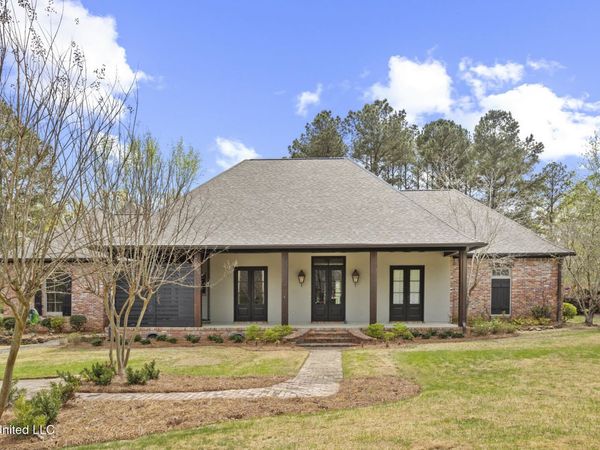 128 Summer Lake Drive, Ridgeland, MS 39157