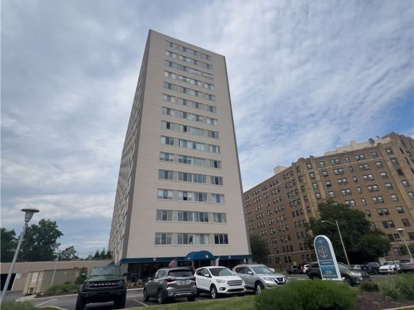 12520 Edgewater Drive N, Unit 504, Lakewood, OH 44107