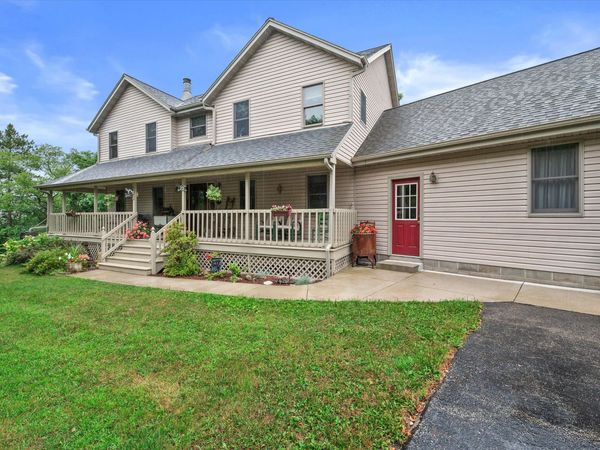 S86W30445 Stonegate Dr, Mukwonago, WI 53149